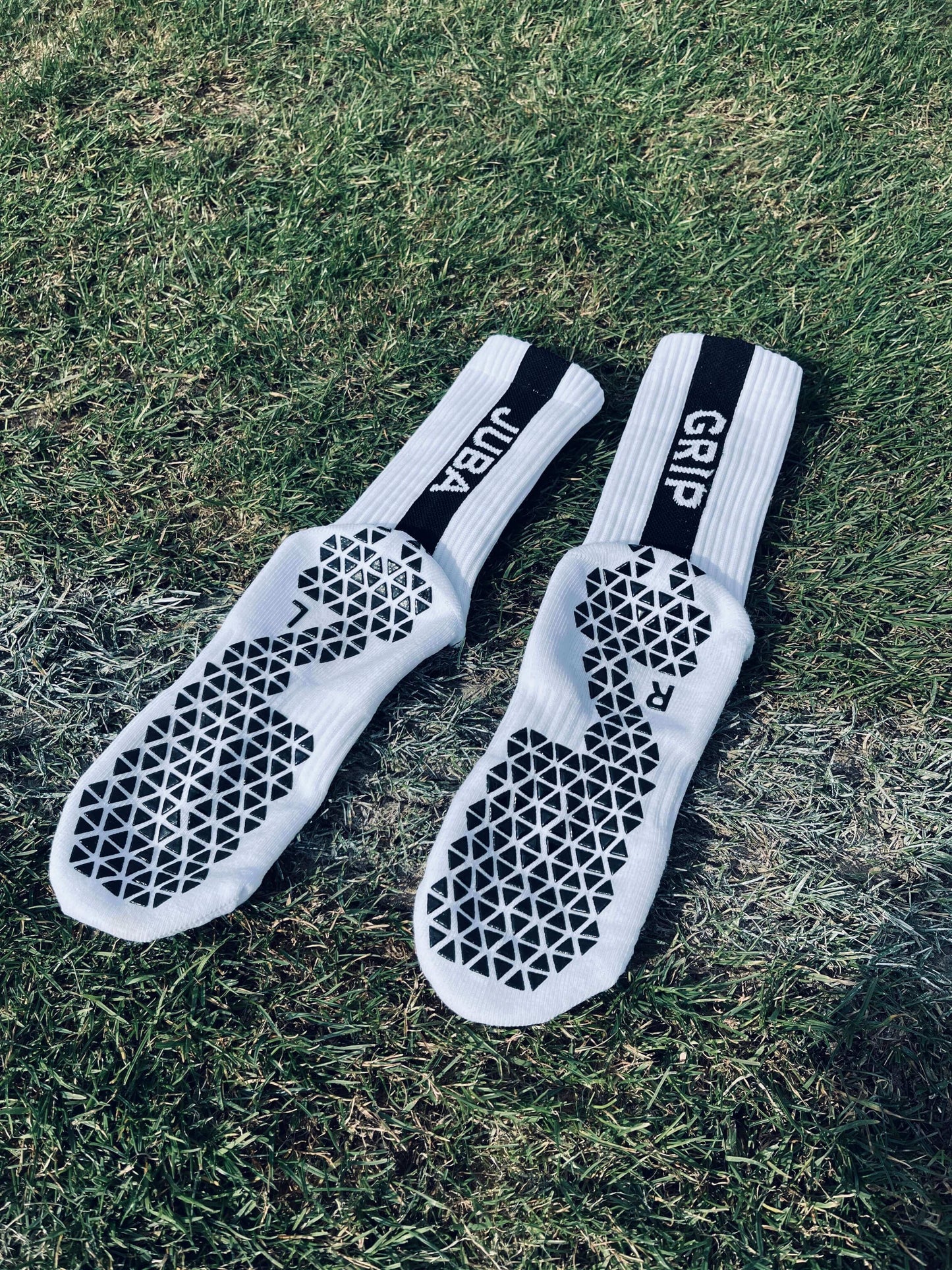 Jubagrip Socken liegend auf Grasfläche