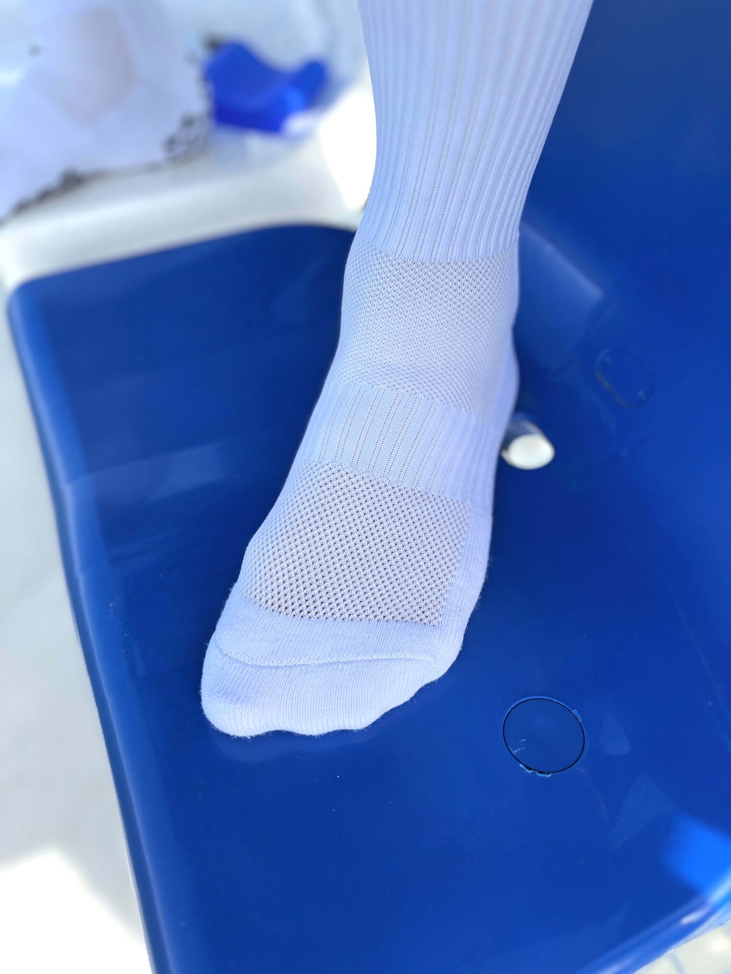Weisse Sportsocke auf blauem Sitz
